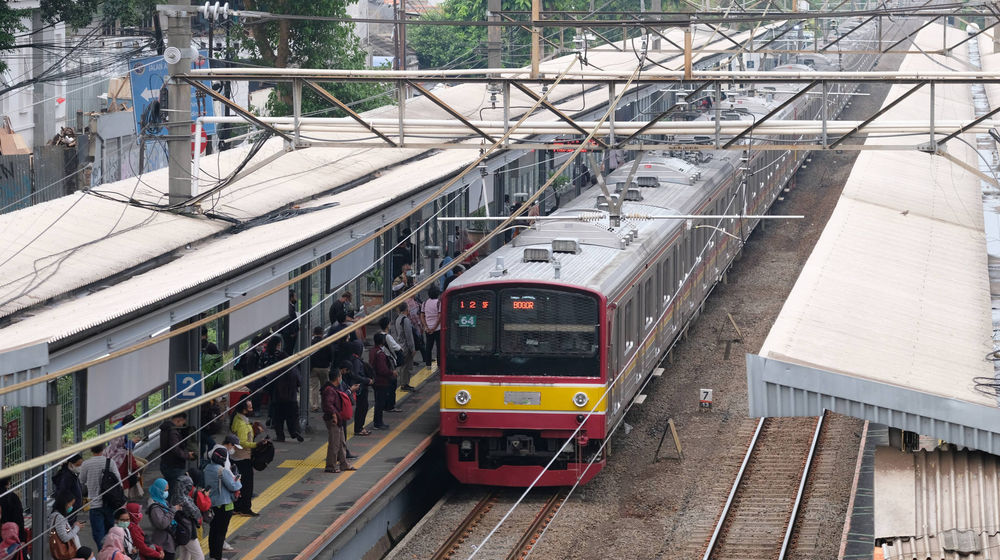 <p>Sejumlah penumpang bersiap menaiki rangkaian kereta listrik (KRL) di Stasiun Cawang, Jakarta, Senin, 14 September 2020. Pengguna transportasi KRL menurun drastis saat hari pertama pemberlakuan PSSB total. Pengguna KRL tercatat ada 92.546 pengguna atau berkurang hingga 19% dibandingkan Senin 7 September 2020 pekan lalu yang mencapai 114.075 pengguna pada waktu yang sama. Foto: Ismail Pohan/TrenAsia</p>