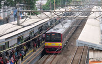 <p>Sejumlah penumpang bersiap menaiki rangkaian kereta listrik (KRL) di Stasiun Cawang, Jakarta, Senin, 14 September 2020. Pengguna transportasi KRL menurun drastis saat hari pertama pemberlakuan PSSB total. Pengguna KRL tercatat ada 92.546 pengguna atau berkurang hingga 19% dibandingkan Senin 7 September 2020 pekan lalu yang mencapai 114.075 pengguna pada waktu yang sama. Foto: Ismail Pohan/TrenAsia</p>
