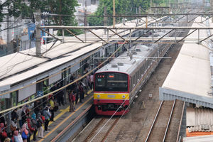 <p>Sejumlah penumpang bersiap menaiki rangkaian kereta listrik (KRL) di Stasiun Cawang, Jakarta, Senin, 14 September 2020. Pengguna transportasi KRL menurun drastis saat hari pertama pemberlakuan PSSB total. Pengguna KRL tercatat ada 92.546 pengguna atau berkurang hingga 19% dibandingkan Senin 7 September 2020 pekan lalu yang mencapai 114.075 pengguna pada waktu yang sama. Foto: Ismail Pohan/TrenAsia</p>
