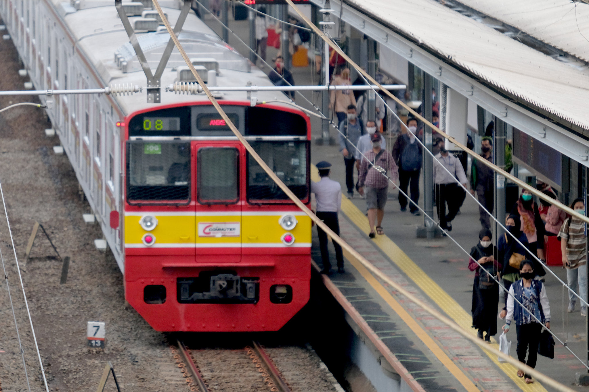 <p>Sejumlah penumpang berjalan di peron dekat rangkaian kereta listrik (KRL) di Stasiun Cawang, Jakarta, Senin, 14 September 2020. Pengguna transportasi KRL menurun drastis saat hari pertama pemberlakuan PSSB total. Pengguna KRL tercatat ada 92.546 pengguna atau berkurang hingga 19% dibandingkan Senin 7 September 2020 pekan lalu yang mencapai 114.075 pengguna pada waktu yang sama. Foto: Ismail Pohan/TrenAsia</p>
