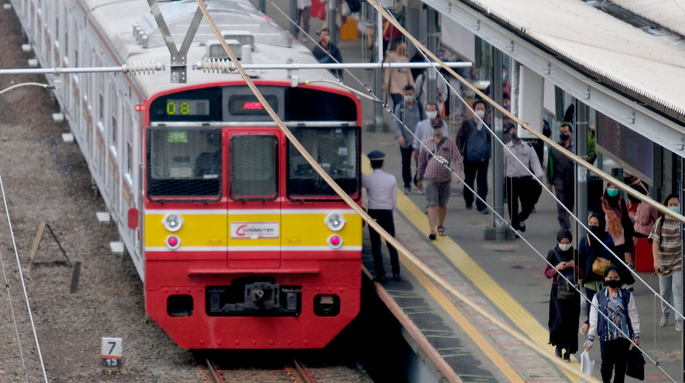 <p>Sejumlah penumpang berjalan di peron dekat rangkaian kereta listrik (KRL) di Stasiun Cawang, Jakarta, Senin, 14 September 2020. Pengguna transportasi KRL menurun drastis saat hari pertama pemberlakuan PSSB total. Pengguna KRL tercatat ada 92.546 pengguna atau berkurang hingga 19% dibandingkan Senin 7 September 2020 pekan lalu yang mencapai 114.075 pengguna pada waktu yang sama. Foto: Ismail Pohan/TrenAsia</p>