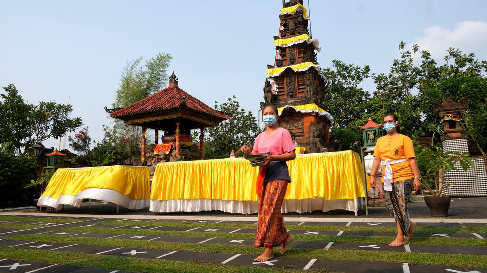 <p>Ibu- ibu Serati merapikan dekorasi pura untuk ibadah Hari Raya Galungan, di Pura Kerta Jaya, Tangerang, Selasa, 15 September 2020. Umat Hindu di Indonesia akan melaksanakan ibadah pada perayaan Hari Raya Galungan yang jatuh pada tanggal 16 September 2020 dengan tetap menerapkan protokol kesehatan Covid-19. Foto: Ismail Pohan/TrenAsia</p>
