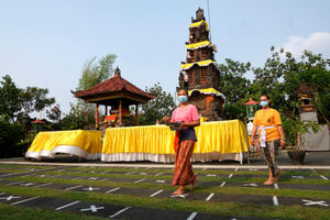 <p>Ibu- ibu Serati merapikan dekorasi pura untuk ibadah Hari Raya Galungan, di Pura Kerta Jaya, Tangerang, Selasa, 15 September 2020. Umat Hindu di Indonesia akan melaksanakan ibadah pada perayaan Hari Raya Galungan yang jatuh pada tanggal 16 September 2020 dengan tetap menerapkan protokol kesehatan Covid-19. Foto: Ismail Pohan/TrenAsia</p>
