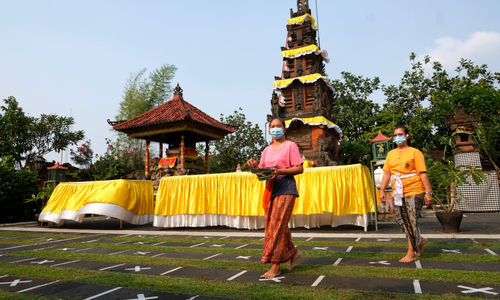 <p>Ibu- ibu Serati merapikan dekorasi pura untuk ibadah Hari Raya Galungan, di Pura Kerta Jaya, Tangerang, Selasa, 15 September 2020. Umat Hindu di Indonesia akan melaksanakan ibadah pada perayaan Hari Raya Galungan yang jatuh pada tanggal 16 September 2020 dengan tetap menerapkan protokol kesehatan Covid-19. Foto: Ismail Pohan/TrenAsia</p>
