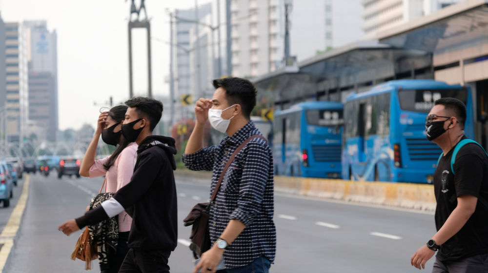 <p>Warga beraktivitas dengan menggunakan masker di kawasan Thamrin, Jakarta, Jum’at, 11 September 2020. Menurut Epidemiolog asal Universitas Griffith Australia, Dicky Budiman Jakarta sudah mulai memasuki puncak pandemi virus corona dimana puncak Covid-19 di Jakarta bakal terjadi pada akhir bulan ini hingga pertengahan Oktober 2020 mendatang. Foto: Ismail Pohan/TrenAsia</p>
