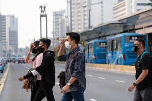 <p>Warga beraktivitas dengan menggunakan masker di kawasan Thamrin, Jakarta, Jum’at, 11 September 2020. Menurut Epidemiolog asal Universitas Griffith Australia, Dicky Budiman Jakarta sudah mulai memasuki puncak pandemi virus corona dimana puncak Covid-19 di Jakarta bakal terjadi pada akhir bulan ini hingga pertengahan Oktober 2020 mendatang. Foto: Ismail Pohan/TrenAsia</p>
