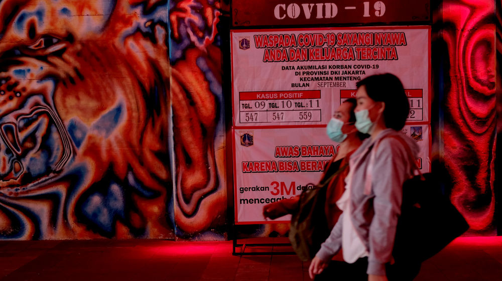 <p>Warga melintas di lorong terowongan Kendal, Sudirman, Jakarta, Jum’at, 11 September 2020. Menurut Epidemiolog asal Universitas Griffith Australia, Dicky Budiman Jakarta sudah mulai memasuki puncak pandemi virus corona dimana puncak Covid-19 di Jakarta bakal terjadi pada akhir bulan ini hingga pertengahan Oktober 2020 mendatang. Foto: Ismail Pohan/TrenAsia</p>
