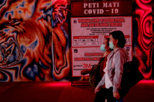 <p>Warga melintas di lorong terowongan Kendal, Sudirman, Jakarta, Jum’at, 11 September 2020. Menurut Epidemiolog asal Universitas Griffith Australia, Dicky Budiman Jakarta sudah mulai memasuki puncak pandemi virus corona dimana puncak Covid-19 di Jakarta bakal terjadi pada akhir bulan ini hingga pertengahan Oktober 2020 mendatang. Foto: Ismail Pohan/TrenAsia</p>