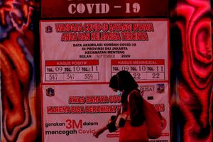 <p>Warga melintas di lorong terowongan Kendal, Sudirman, Jakarta, Jum’at, 11 September 2020. Menurut Epidemiolog asal Universitas Griffith Australia, Dicky Budiman Jakarta sudah mulai memasuki puncak pandemi virus corona dimana puncak Covid-19 di Jakarta bakal terjadi pada akhir bulan ini hingga pertengahan Oktober 2020 mendatang. Foto: Ismail Pohan/TrenAsia</p>