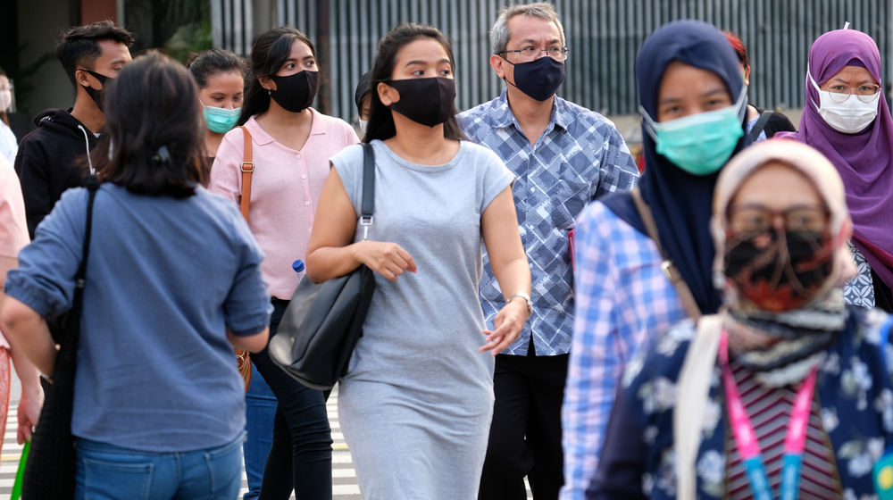 <p>Warga beraktivitas dengan menggunakan masker di kawasan Thamrin, Jakarta, Jum’at, 11 September 2020. Menurut Epidemiolog asal Universitas Griffith Australia, Dicky Budiman Jakarta sudah mulai memasuki puncak pandemi virus corona dimana puncak Covid-19 di Jakarta bakal terjadi pada akhir bulan ini hingga pertengahan Oktober 2020 mendatang. Foto: Ismail Pohan/TrenAsia</p>
