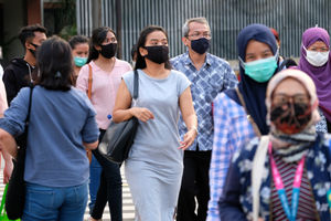 <p>Warga beraktivitas dengan menggunakan masker di kawasan Thamrin, Jakarta, Jum’at, 11 September 2020. Menurut Epidemiolog asal Universitas Griffith Australia, Dicky Budiman Jakarta sudah mulai memasuki puncak pandemi virus corona dimana puncak Covid-19 di Jakarta bakal terjadi pada akhir bulan ini hingga pertengahan Oktober 2020 mendatang. Foto: Ismail Pohan/TrenAsia</p>
