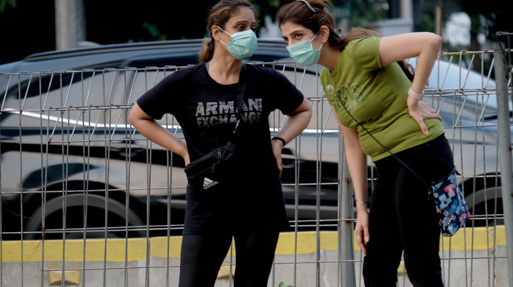 <p>Warga beraktivitas dengan menggunakan masker di kawasan Thamrin, Jakarta, Jum’at, 11 September 2020. Menurut Epidemiolog asal Universitas Griffith Australia, Dicky Budiman Jakarta sudah mulai memasuki puncak pandemi virus corona dimana puncak Covid-19 di Jakarta bakal terjadi pada akhir bulan ini hingga pertengahan Oktober 2020 mendatang. Foto: Ismail Pohan/TrenAsia</p>