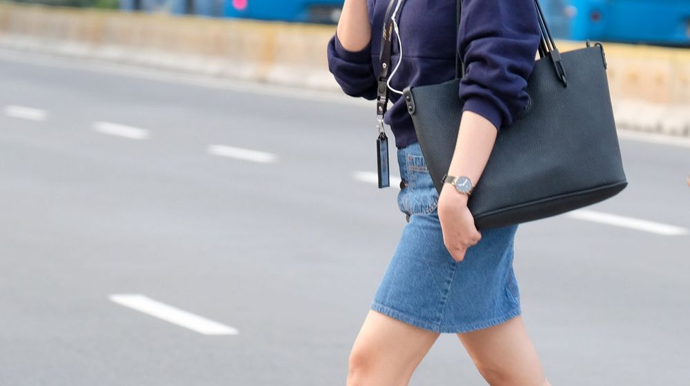 <p>Ilustrasi: Warga beraktivitas dengan menggunakan masker di kawasan Thamrin, Jakarta, Jum’at, 11 September 2020. Menurut Epidemiolog asal Universitas Griffith Australia, Dicky Budiman Jakarta sudah mulai memasuki puncak pandemi virus corona dimana puncak Covid-19 di Jakarta bakal terjadi pada akhir bulan ini hingga pertengahan Oktober 2020 mendatang. Foto: Ismail Pohan/TrenAsia</p>
