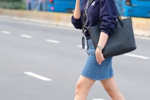 <p>Ilustrasi: Warga beraktivitas dengan menggunakan masker di kawasan Thamrin, Jakarta, Jum’at, 11 September 2020. Menurut Epidemiolog asal Universitas Griffith Australia, Dicky Budiman Jakarta sudah mulai memasuki puncak pandemi virus corona dimana puncak Covid-19 di Jakarta bakal terjadi pada akhir bulan ini hingga pertengahan Oktober 2020 mendatang. Foto: Ismail Pohan/TrenAsia</p>
