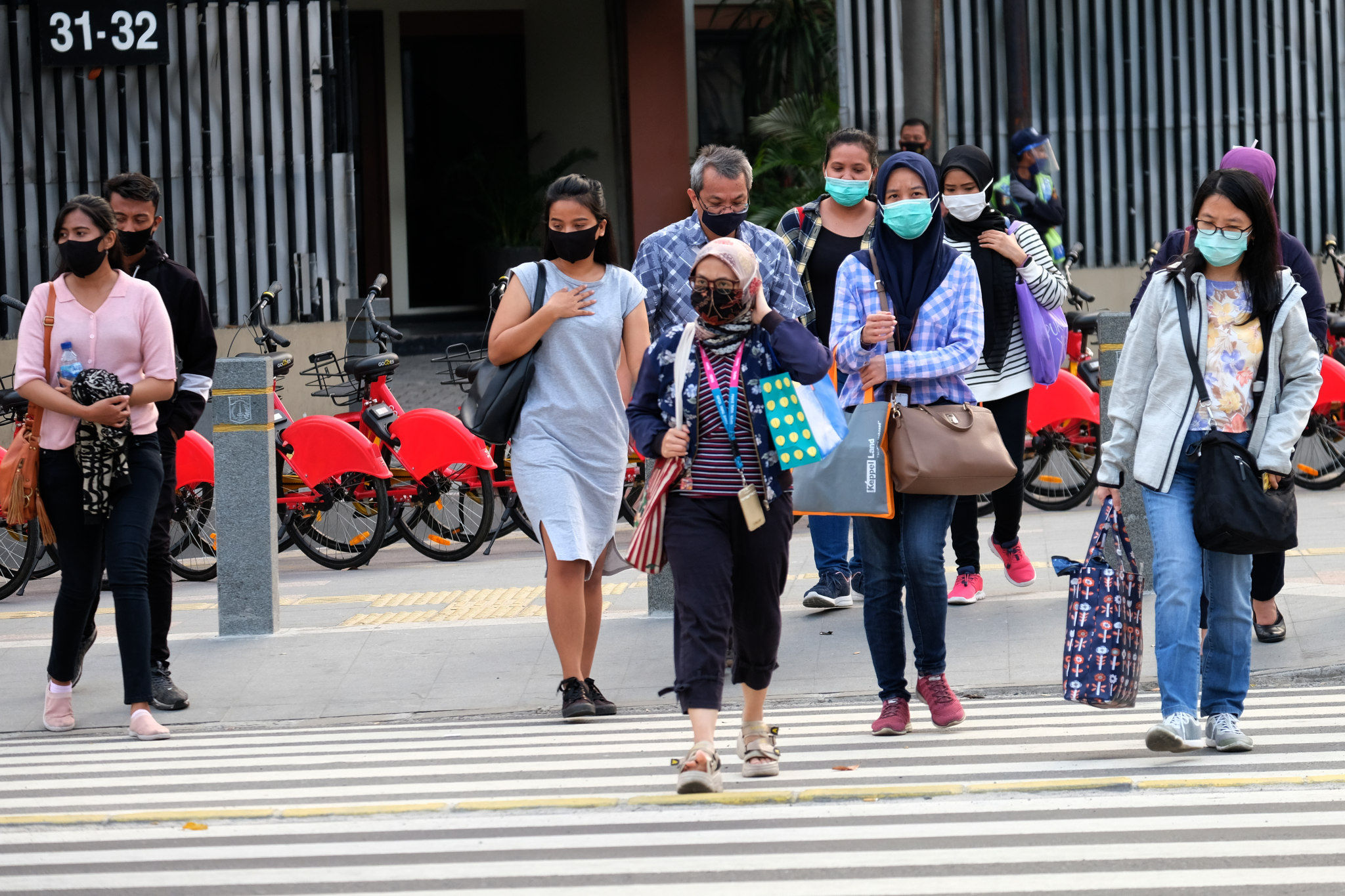 <p>Warga beraktivitas dengan menggunakan masker di kawasan Thamrin, Jakarta, Jumat, 11 September 2020. Foto: Ismail Pohan/TrenAsia</p>

