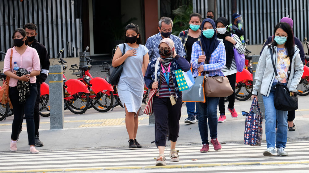 <p>Warga beraktivitas dengan menggunakan masker di kawasan Thamrin, Jakarta, Jumat, 11 September 2020. Foto: Ismail Pohan/TrenAsia</p>
