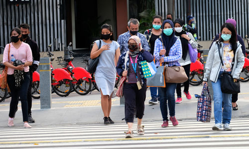 <p>Warga beraktivitas dengan menggunakan masker di kawasan Thamrin, Jakarta, Jumat, 11 September 2020. Foto: Ismail Pohan/TrenAsia</p>
