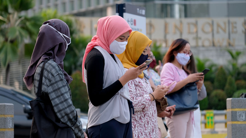 <p>Warga beraktivitas dengan menggunakan masker di kawasan Thamrin, Jakarta, Jum’at, 11 September 2020. Menurut Epidemiolog asal Universitas Griffith Australia, Dicky Budiman Jakarta sudah mulai memasuki puncak pandemi virus corona dimana puncak Covid-19 di Jakarta bakal terjadi pada akhir bulan ini hingga pertengahan Oktober 2020 mendatang. Foto: Ismail Pohan/TrenAsia</p>
