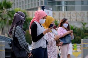 <p>Warga beraktivitas dengan menggunakan masker di kawasan Thamrin, Jakarta, Jum’at, 11 September 2020. Menurut Epidemiolog asal Universitas Griffith Australia, Dicky Budiman Jakarta sudah mulai memasuki puncak pandemi virus corona dimana puncak Covid-19 di Jakarta bakal terjadi pada akhir bulan ini hingga pertengahan Oktober 2020 mendatang. Foto: Ismail Pohan/TrenAsia</p>
