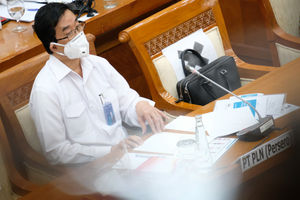 <p>Direktur Utama PLN, Zulkifli Zaini mengikuti rapat dengar pendapat dengan Komisi VI DPR di komplek Parlemen, Senayan, Jakarta, Rabu, 9 September 2020. Rapat dengar pendapat dengan dirut ini membahas penyertaan modal negara Tahun 2021. Foto: Ismail Pohan/TrenAsia</p>
