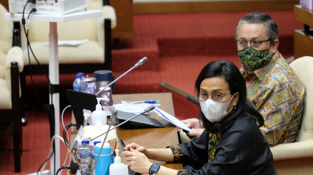 <p>Menteri Keuangan, Sri Mulyani (kiri) dan Gubernur Bank Indonesia, Perry Warjiyo (kanan) saat hadir pada Rapat Kerja dengan Komisi XI DPR di komplek Parlemen, Senayan, Jakarta, Rabu, 2 September 2020. Raker tersebut membahas asumsi dasar Rancangan Anggaran Pendapatan Belanja Negara (RAPBN) 2021. Foto: Ismail Pohan/TrenAsia</p>
