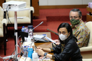 <p>Menteri Keuangan, Sri Mulyani (kiri) dan Gubernur Bank Indonesia, Perry Warjiyo (kanan) saat hadir pada Rapat Kerja dengan Komisi XI DPR di komplek Parlemen, Senayan, Jakarta, Rabu, 2 September 2020. Raker tersebut membahas asumsi dasar Rancangan Anggaran Pendapatan Belanja Negara (RAPBN) 2021. Foto: Ismail Pohan/TrenAsia</p>
