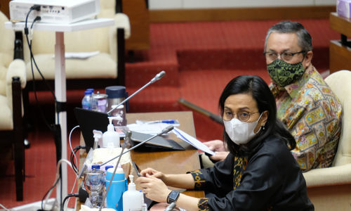 <p>Menteri Keuangan, Sri Mulyani (kiri) dan Gubernur Bank Indonesia, Perry Warjiyo (kanan) saat hadir pada Rapat Kerja dengan Komisi XI DPR di komplek Parlemen, Senayan, Jakarta, Rabu, 2 September 2020. Raker tersebut membahas asumsi dasar Rancangan Anggaran Pendapatan Belanja Negara (RAPBN) 2021. Foto: Ismail Pohan/TrenAsia</p>
