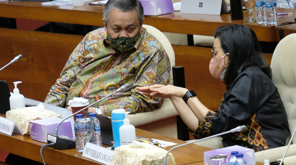 <p>Menteri Keuangan, Sri Mulyani (kanan) berbincang dengan Gubernur Bank Indonesia, Perry Warjiyo (kiri) saat hadir pada Rapat Kerja dengan Komisi XI DPR di komplek Parlemen, Senayan, Jakarta, Rabu, 2 September 2020. Raker tersebut membahas asumsi dasar Rancangan Anggaran Pendapatan Belanja Negara (RAPBN) 2021. Foto: Ismail Pohan/TrenAsia</p>