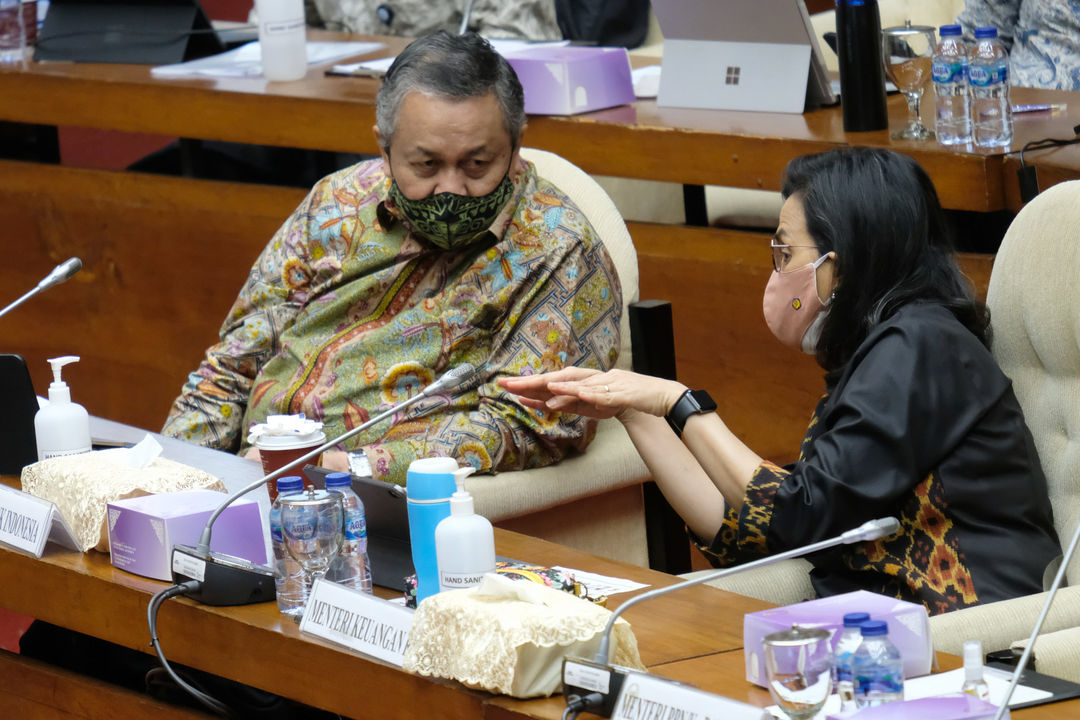 <p>Menteri Keuangan, Sri Mulyani (kanan) berbincang dengan Gubernur Bank Indonesia, Perry Warjiyo (kiri) saat hadir pada Rapat Kerja dengan Komisi XI DPR di komplek Parlemen, Senayan, Jakarta, Rabu, 2 September 2020. Raker tersebut membahas asumsi dasar Rancangan Anggaran Pendapatan Belanja Negara (RAPBN) 2021. Foto: Ismail Pohan/TrenAsia</p>
