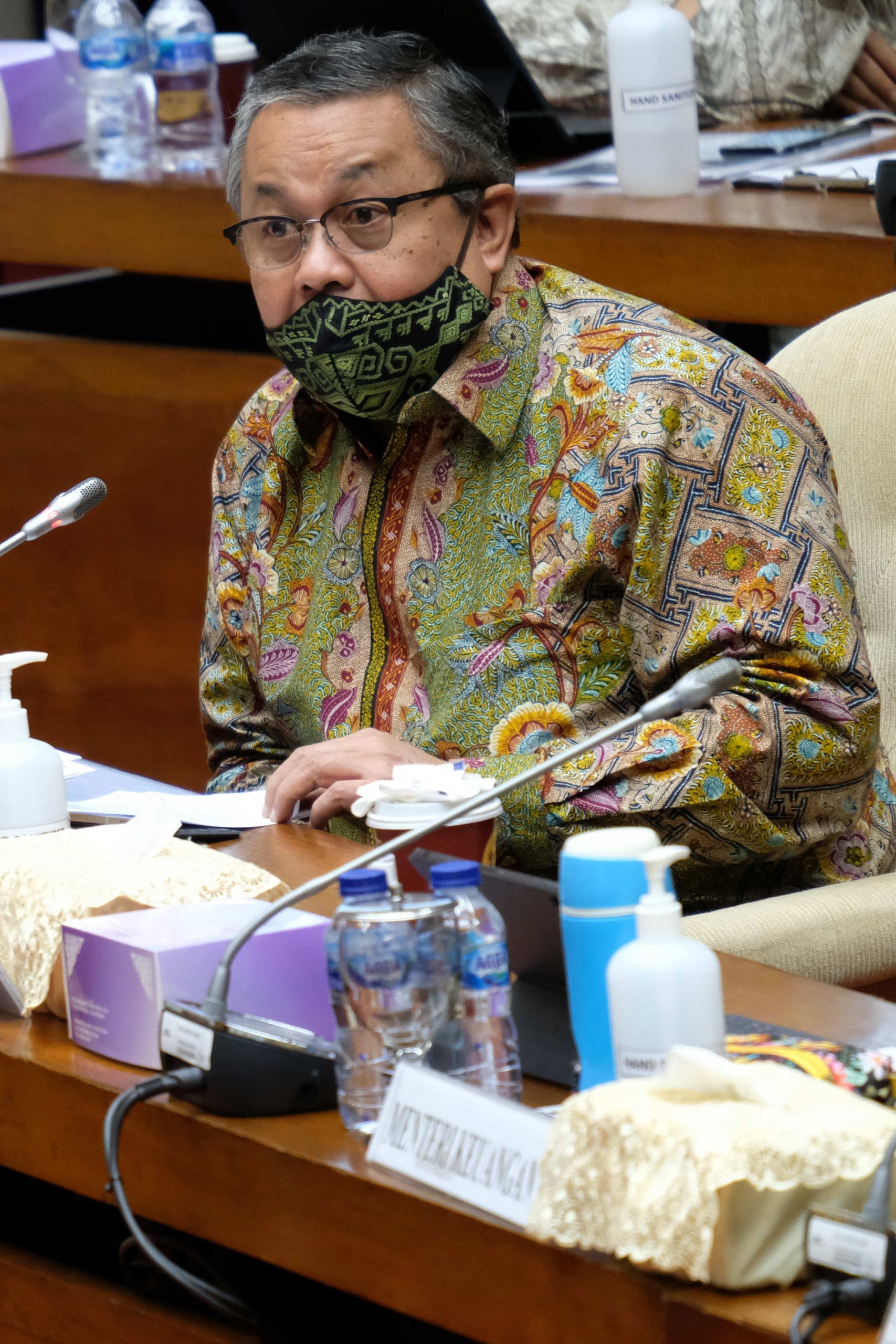 <p>Gubernur Bank Indonesia, Perry Warjiyo saat hadir pada Rapat Kerja dengan Komisi XI DPR di komplek Parlemen, Senayan, Jakarta, Rabu, 2 September 2020. Raker tersebut membahas asumsi dasar Rancangan Anggaran Pendapatan Belanja Negara (RAPBN) 2021. Foto: Ismail Pohan/TrenAsia</p>
