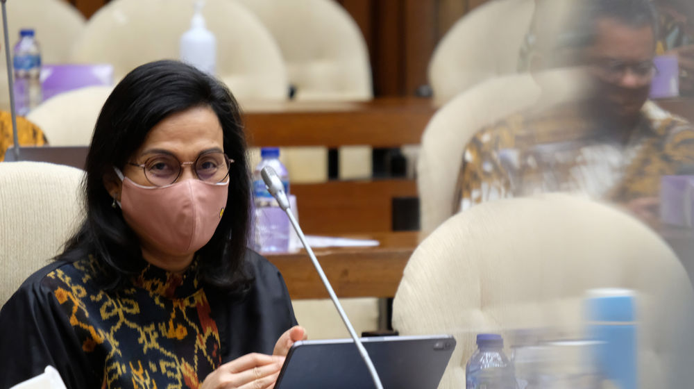 <p>Menteri Keuangan, Sri Mulyani (kiri) saat hadir pada Rapat Kerja dengan Komisi XI DPR di komplek Parlemen, Senayan, Jakarta, Rabu, 2 September 2020. Raker tersebut membahas asumsi dasar Rancangan Anggaran Pendapatan Belanja Negara (RAPBN) 2021. Foto: Ismail Pohan/TrenAsia</p>
