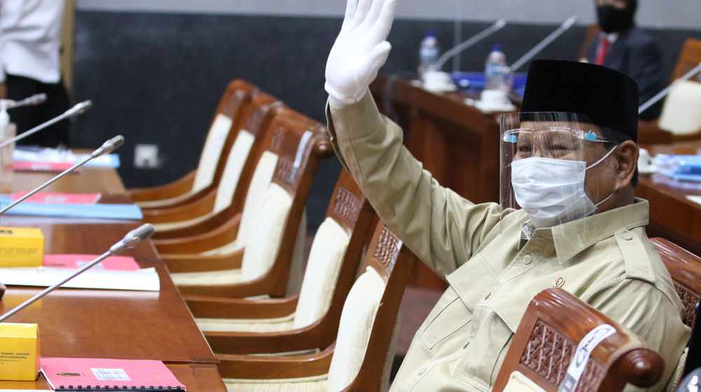 <p>Menhan Prabowo Subianto bersiap mengikuti rapat kerja dengan Komisi I DPR di Kompleks Parlemen, Senayan, Jakarta, Rabu, 9 September 2020. Raker itu membahas Rencana Kerja dan Anggaran Kementerian/Lembaga (RKA-K/L) Kementerian Pertahanan dan TNI tahun 2021. Foto: Ismail Pohan/TrenAsia</p>
