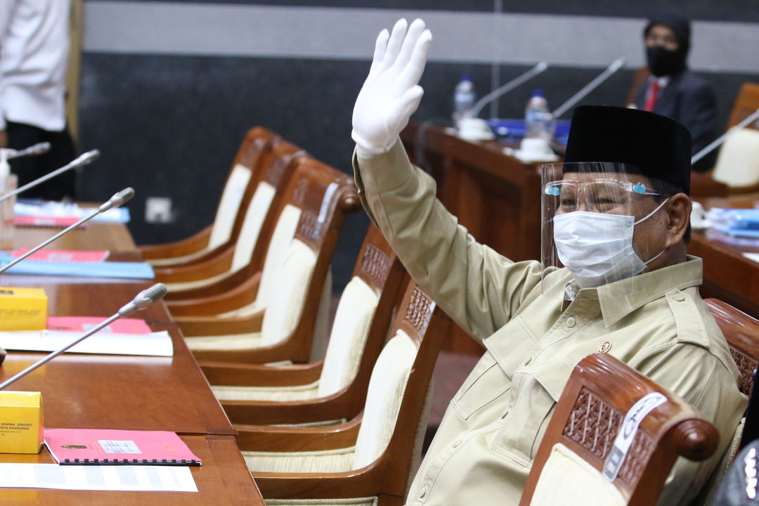 <p>Menhan Prabowo Subianto bersiap mengikuti rapat kerja dengan Komisi I DPR di Kompleks Parlemen, Senayan, Jakarta, Rabu, 9 September 2020. Raker itu membahas Rencana Kerja dan Anggaran Kementerian/Lembaga (RKA-K/L) Kementerian Pertahanan dan TNI tahun 2021. Foto: Ismail Pohan/TrenAsia</p>
