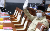 <p>Menhan Prabowo Subianto bersiap mengikuti rapat kerja dengan Komisi I DPR di Kompleks Parlemen, Senayan, Jakarta, Rabu, 9 September 2020. Raker itu membahas Rencana Kerja dan Anggaran Kementerian/Lembaga (RKA-K/L) Kementerian Pertahanan dan TNI tahun 2021. Foto: Ismail Pohan/TrenAsia</p>
