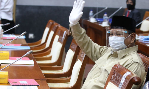 <p>Menhan Prabowo Subianto bersiap mengikuti rapat kerja dengan Komisi I DPR di Kompleks Parlemen, Senayan, Jakarta, Rabu, 9 September 2020. Raker itu membahas Rencana Kerja dan Anggaran Kementerian/Lembaga (RKA-K/L) Kementerian Pertahanan dan TNI tahun 2021. Foto: Ismail Pohan/TrenAsia</p>

