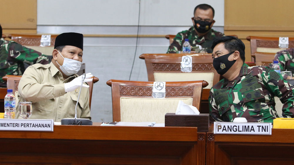 <p>Menhan Prabowo Subianto (kiri) berbincang dengan Panglima TNI Marsekal TNI Hadi Tjahjanto (kanan) sebelum mengikuti rapat kerja dengan Komisi I DPR di Kompleks Parlemen, Senayan, Jakarta, Rabu, 9 September 2020. Raker itu membahas Rencana Kerja dan Anggaran Kementerian/Lembaga (RKA-K/L) Kementerian Pertahanan dan TNI tahun 2021. Foto: Ismail Pohan/TrenAsia</p>
