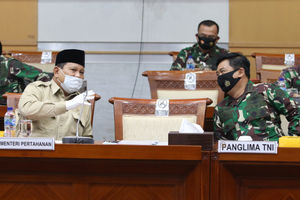 <p>Menhan Prabowo Subianto (kiri) berbincang dengan Panglima TNI Marsekal TNI Hadi Tjahjanto (kanan) sebelum mengikuti rapat kerja dengan Komisi I DPR di Kompleks Parlemen, Senayan, Jakarta, Rabu, 9 September 2020. Raker itu membahas Rencana Kerja dan Anggaran Kementerian/Lembaga (RKA-K/L) Kementerian Pertahanan dan TNI tahun 2021. Foto: Ismail Pohan/TrenAsia</p>