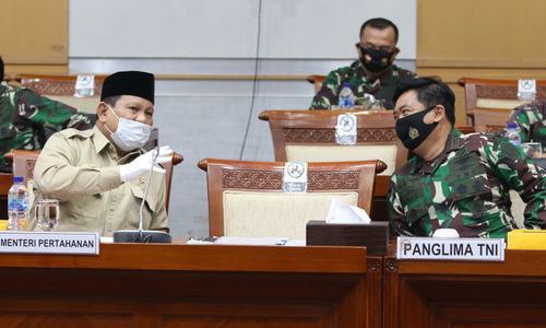 <p>Menhan Prabowo Subianto (kiri) berbincang dengan Panglima TNI Marsekal TNI Hadi Tjahjanto (kanan) sebelum mengikuti rapat kerja dengan Komisi I DPR di Kompleks Parlemen, Senayan, Jakarta, Rabu, 9 September 2020. Raker itu membahas Rencana Kerja dan Anggaran Kementerian/Lembaga (RKA-K/L) Kementerian Pertahanan dan TNI tahun 2021. Foto: Ismail Pohan/TrenAsia</p>