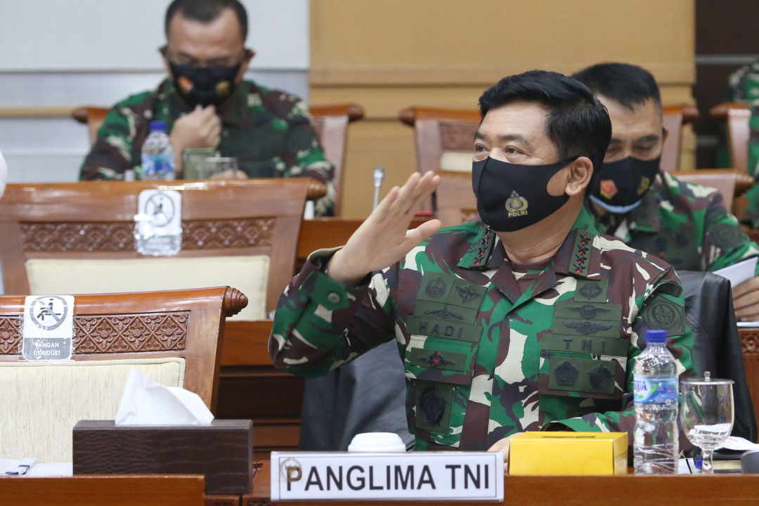 <p>Panglima TNI Marsekal TNI Hadi Tjahjanto bersiap mengikuti rapat kerja dengan Komisi I DPR di Kompleks Parlemen, Senayan, Jakarta, Rabu, 9 September 2020. Raker itu membahas Rencana Kerja dan Anggaran Kementerian/Lembaga (RKA-K/L) Kementerian Pertahanan dan TNI tahun 2021. Foto: Ismail Pohan/TrenAsia</p>
