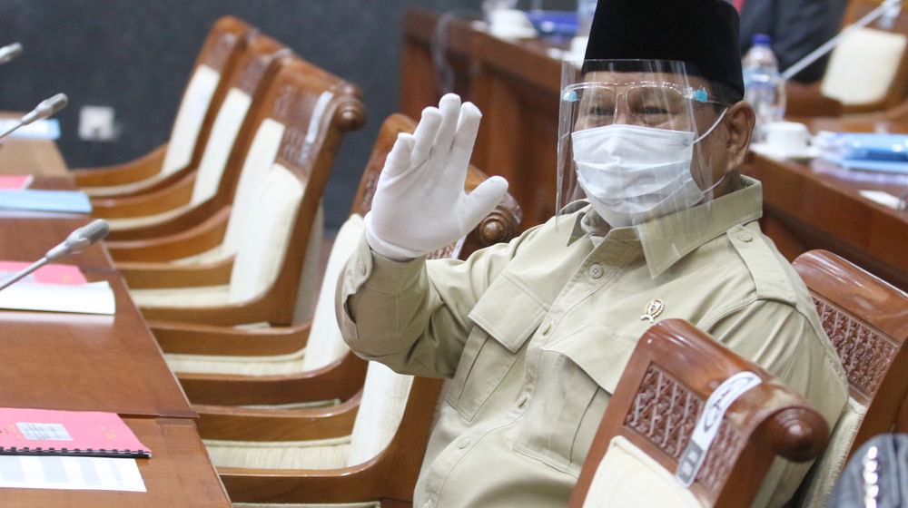 <p>Menhan Prabowo Subianto bersiap mengikuti rapat kerja dengan Komisi I DPR di Kompleks Parlemen, Senayan, Jakarta, Rabu, 9 September 2020. Raker itu membahas Rencana Kerja dan Anggaran Kementerian/Lembaga (RKA-K/L) Kementerian Pertahanan dan TNI tahun 2021. Foto: Ismail Pohan/TrenAsia</p>
