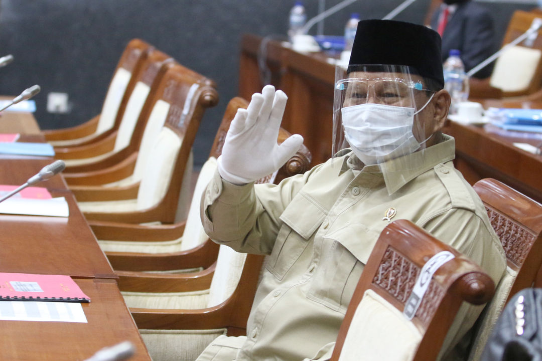 <p>Menhan Prabowo Subianto bersiap mengikuti rapat kerja dengan Komisi I DPR di Kompleks Parlemen, Senayan, Jakarta, Rabu, 9 September 2020. Raker itu membahas Rencana Kerja dan Anggaran Kementerian/Lembaga (RKA-K/L) Kementerian Pertahanan dan TNI tahun 2021. Foto: Ismail Pohan/TrenAsia</p>
