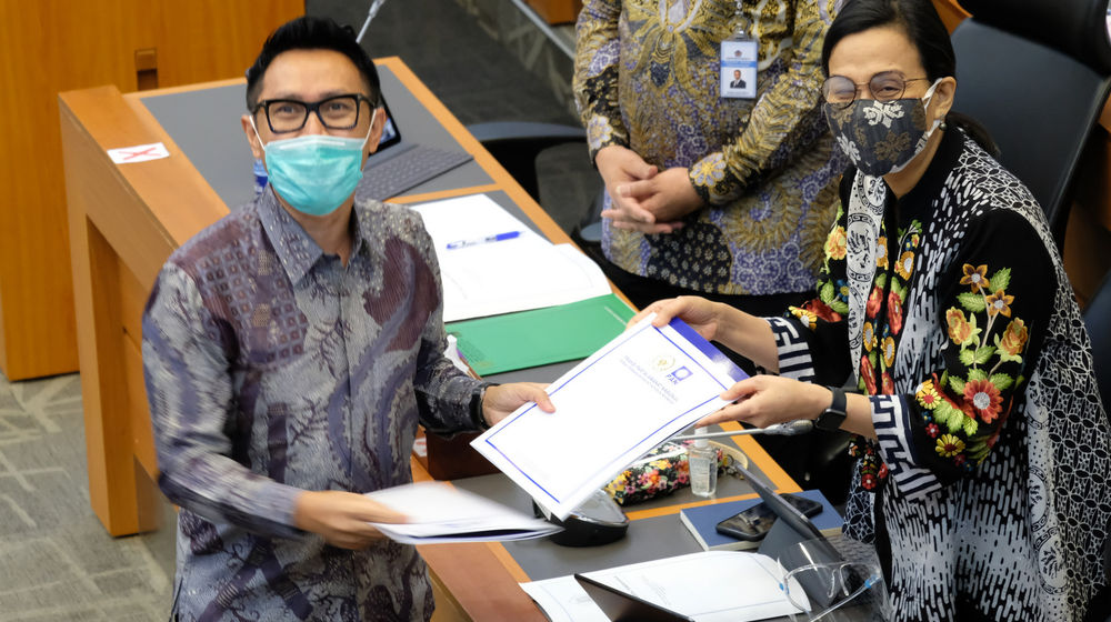 <p>Menteri Keuangan, Sri Mulyani Indrawati (kanan) menerima laporan pandangan fraksi dari Anggota DPR fraksi PAN, Eko Hendro Purnomo (kiri) saat rapat kerja dengan Badan Anggaran DPR di komplek Parlemen, Senayan, Jakarta, Senin, 7 September 2020. Rapat kerja tersebut membahas Laporan dan Pengesahan hasil Panja Pembahasan RUU Pertanggungjawaban atas Pelaksanaan (P2) APBN TA 2019. Foto: Ismail Pohan/TrenAsia</p>