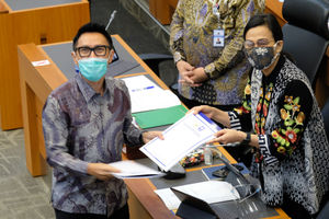 <p>Menteri Keuangan, Sri Mulyani Indrawati (kanan) menerima laporan pandangan fraksi dari Anggota DPR fraksi PAN, Eko Hendro Purnomo (kiri) saat rapat kerja dengan Badan Anggaran DPR di komplek Parlemen, Senayan, Jakarta, Senin, 7 September 2020. Rapat kerja tersebut membahas Laporan dan Pengesahan hasil Panja Pembahasan RUU Pertanggungjawaban atas Pelaksanaan (P2) APBN TA 2019. Foto: Ismail Pohan/TrenAsia</p> 