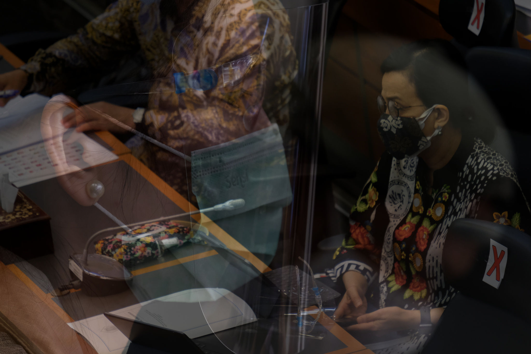 <p>Menteri Keuangan, Sri Mulyani Indrawati (kanan) mengikuti rapat kerja dengan Badan Anggaran DPR di komplek Parlemen, Senayan, Jakarta, Senin, 7 September 2020. Rapat kerja tersebut membahas Laporan dan Pengesahan hasil Panja Pembahasan RUU Pertanggungjawaban atas Pelaksanaan (P2) APBN TA 2019. Foto: Ismail Pohan/TrenAsia</p>
