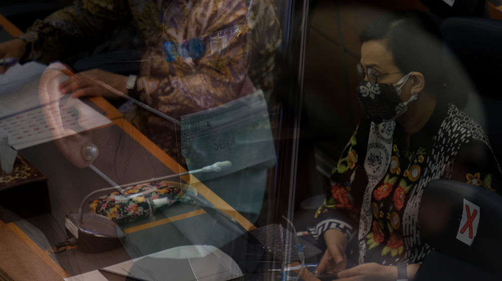 <p>Menteri Keuangan, Sri Mulyani Indrawati (kanan) mengikuti rapat kerja dengan Badan Anggaran DPR di komplek Parlemen, Senayan, Jakarta, Senin, 7 September 2020. Rapat kerja tersebut membahas Laporan dan Pengesahan hasil Panja Pembahasan RUU Pertanggungjawaban atas Pelaksanaan (P2) APBN TA 2019. Foto: Ismail Pohan/TrenAsia</p>