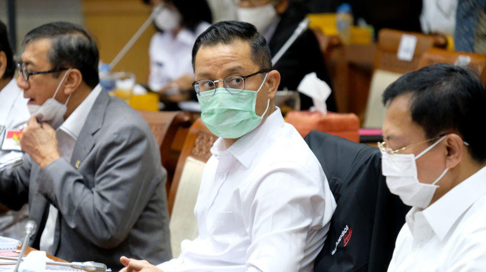 <p>Menteri Hukum dan Hak Asasi Manusia, Yasonna Laoly (kiri), Menteri Sosial, Juliari P. Batubara (tengah), dan Menteri Kesehatan, Terawan Agus Putranto (kanan) saat mengikuti rapat kerja dengan komisi VIII DPR, di komplek Parlemen, Senayan, Jakarta, Senin, 7 September 2020. Rapat kerja musyawarah tersebut membahas RUU penanggulangan bencana. Foto: Ismail Pohan/TrenAsia</p>
