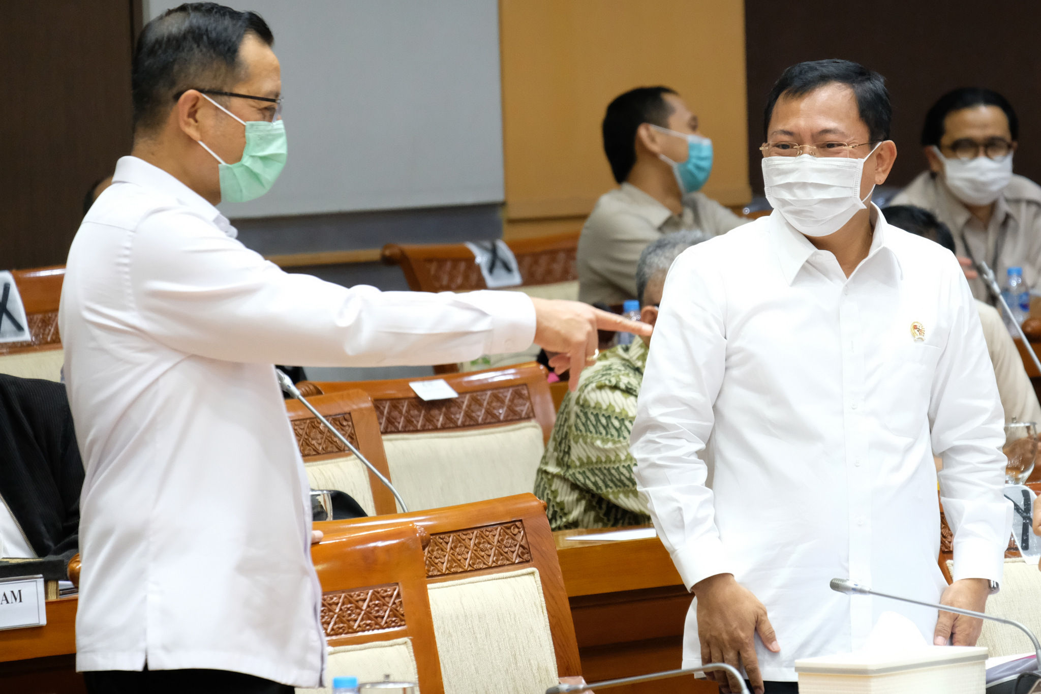 <p>Menteri Sosial, Juliari P. Batubara (kiri) berbincang dengan Menteri Kesehatan, Terawan Agus Putranto (kanan) sebelum mengikuti rapat kerja dengan komisi VIII DPR, di komplek Parlemen, Senayan, Jakarta, Senin, 7 September 2020. Rapat kerja musyawarah tersebut membahas RUU penanggulangan bencana. Foto: Ismail Pohan/TrenAsia</p>
