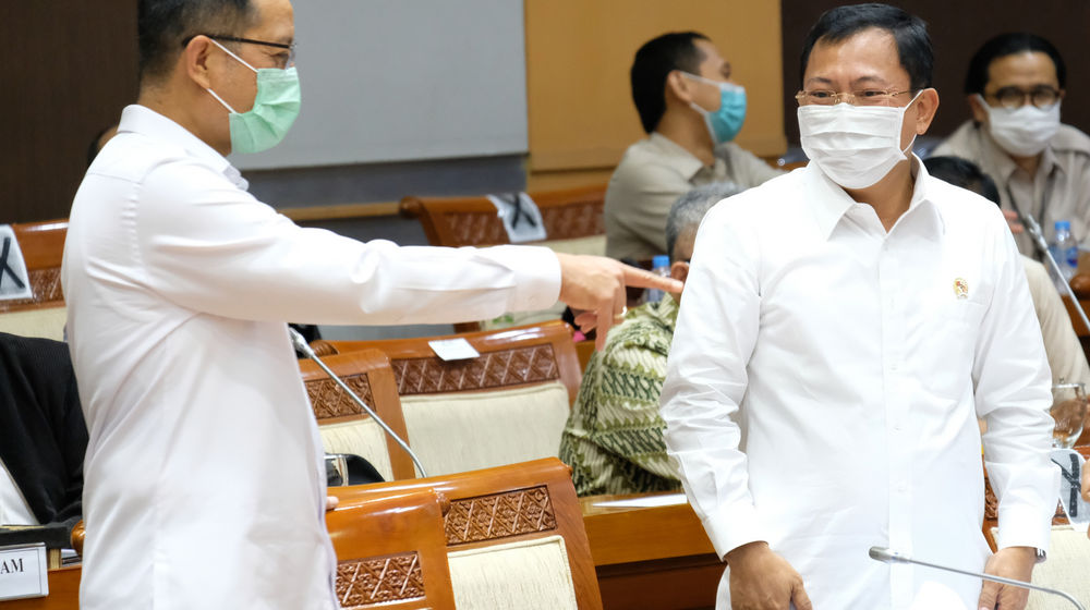 <p>Menteri Sosial, Juliari P. Batubara (kiri) berbincang dengan Menteri Kesehatan, Terawan Agus Putranto (kanan) sebelum mengikuti rapat kerja dengan komisi VIII DPR, di komplek Parlemen, Senayan, Jakarta, Senin, 7 September 2020. Rapat kerja musyawarah tersebut membahas RUU penanggulangan bencana. Foto: Ismail Pohan/TrenAsia</p>
