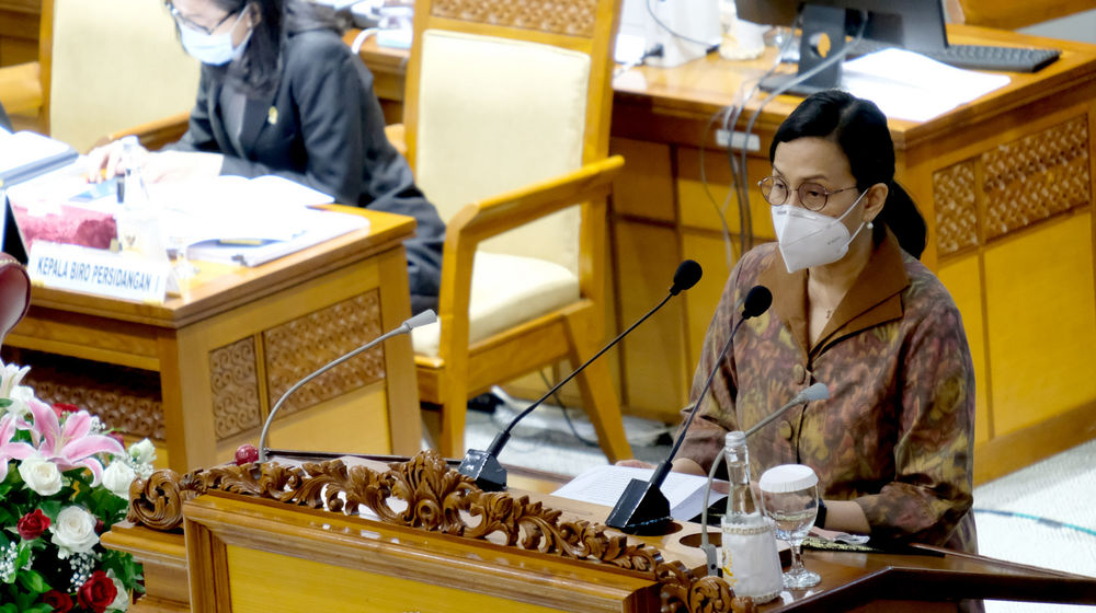 <p>Menteri Keuangan Sri Mulyani (kiri) menyerahkan tanggapan pemerintah atas pengesahan Undang-Undang Anggaran Pendapatan dan Belanja Negara (APBN) tahun 2021 dalam Rapat Paripurna DPR di Kompleks Parlemen, Senayan, Jakarta, Selasa, 29 September 2020. Dalam Rapat Paripurna itu DPR menyetujui RUU APBN Tahun Anggaran 2021 dan RUU Bea Materai menjadi Undang-Undang serta menetapkan perpanjangan waktu pembahasan RUU Perlindungan Data Pribadi. Foto: Ismail Pohan/TrenAsia</p>
