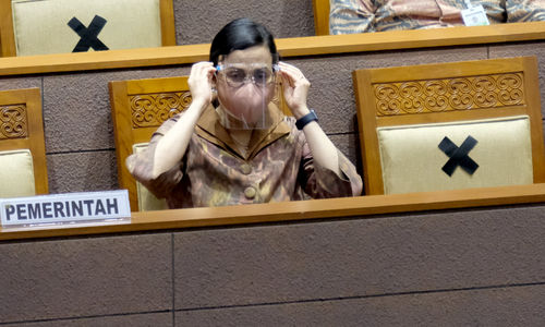 <p>Menteri Keuangan Sri Mulyani hadir dalam Rapat Paripurna DPR di Kompleks Parlemen, Senayan, Jakarta, Selasa, 29 September 2020. Dalam Rapat Paripurna itu DPR menyetujui RUU APBN Tahun Anggaran 2021 dan RUU Bea Materai menjadi Undang-Undang serta menetapkan perpanjangan waktu pembahasan RUU Perlindungan Data Pribadi. Foto: Ismail Pohan/TrenAsia</p>
